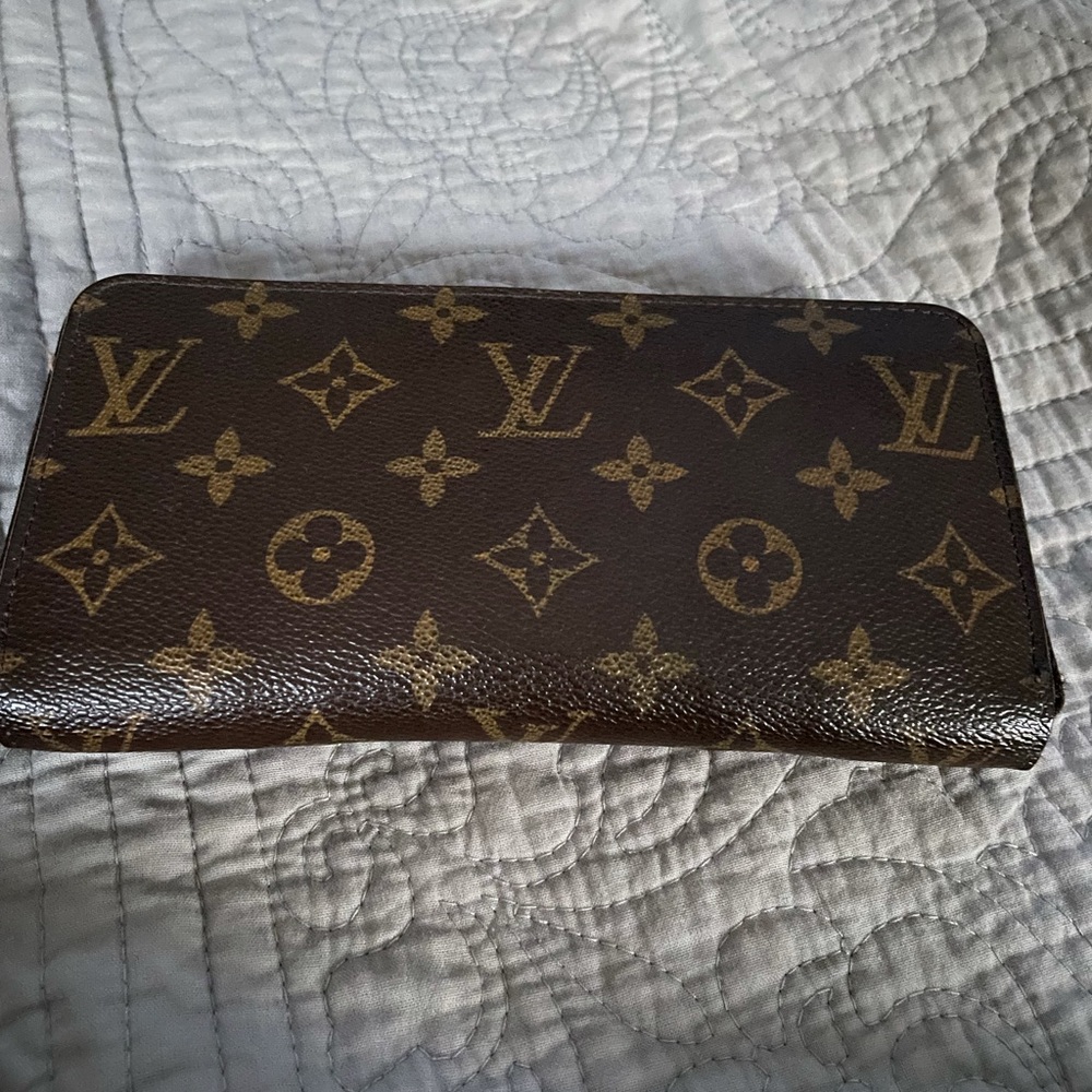 Authentic Louis Vuitton Zip Around Wallet!